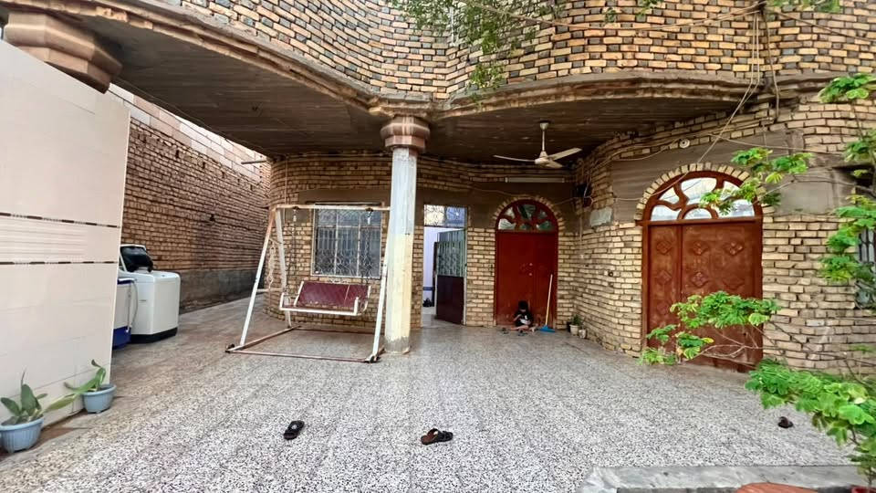 بيت للبيع
حي الحسين (شارع مطعم ابو العبد)

مساحه ٢٥٠متر (كونكريت مسلح )

•الطابق الاول:
•غرفتين
•استقبال
•صاله
•مطبخ
•صحيات ٢

•الطابق الثاني:
•غرفتين
•صاله

الطابق الثاني مو كامل يعني تكدر تبني بعد غرفتين وصحيات

واتساب ***********
