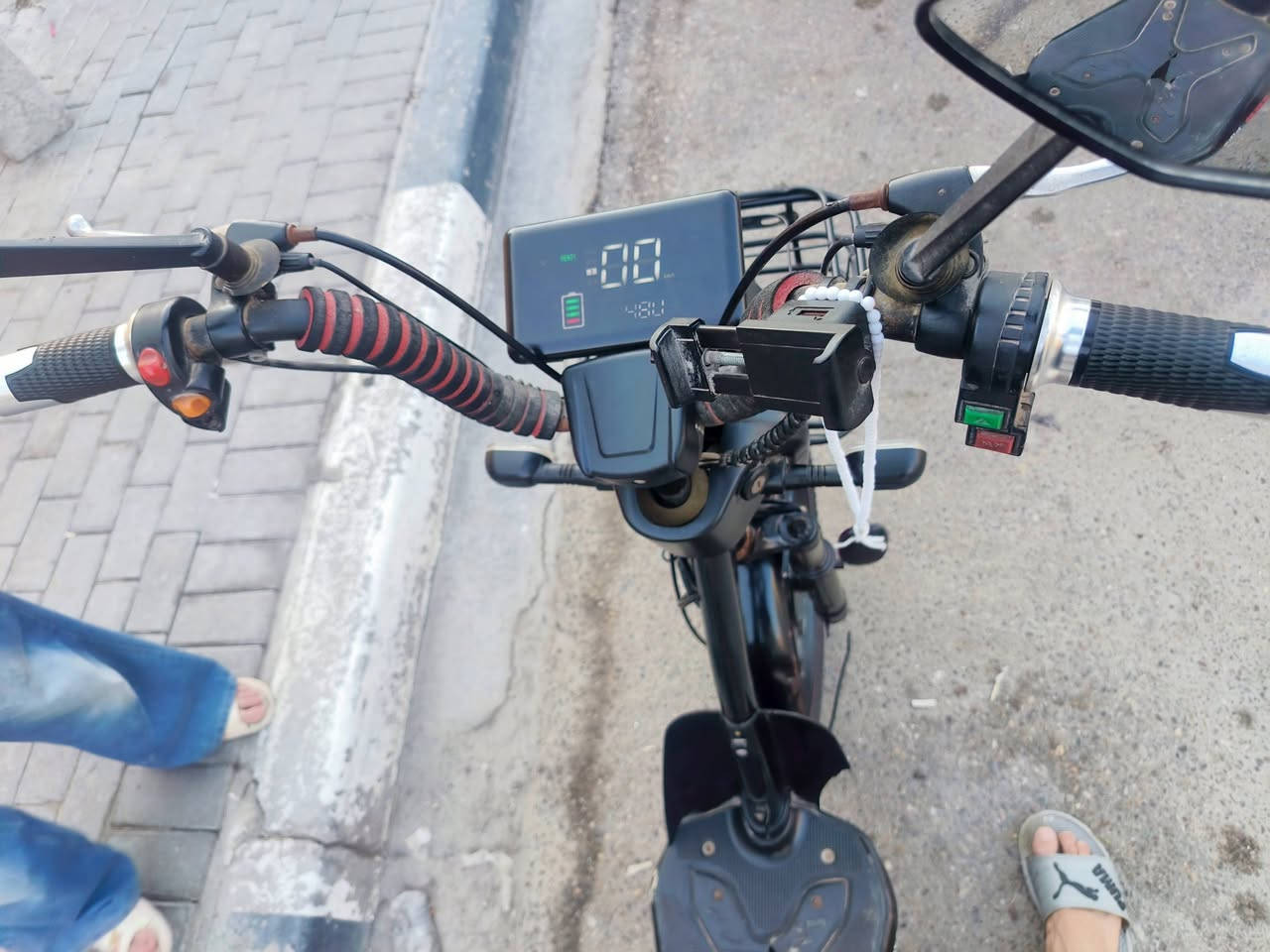 سلام عليكم دراجه شحن للبيع سعر 175وبيهه مجال  بطاريات وتايرات جدد ماصارلهن اسبوع ***********
