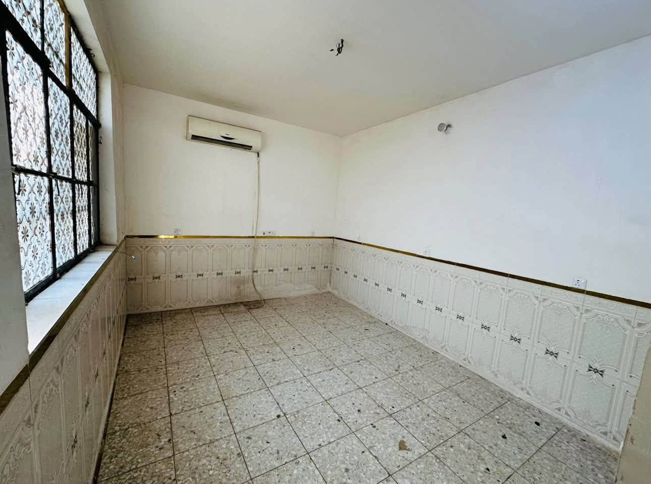 سلام عليكم بيت 🏠 الاجار الاجار فقط
السعر الاجار ٥٥٠ الف دينار عراقي 
العنوان بغداد البلديات صحفيين بين الضباط وصحفيين مقابيلك تشجير خير من الله عندك تريله عندك سياره جبيره 
البيت صفر 0️⃣ فارغ جديد بناء 🔨 
يحتوي علا 2 غرف نوم صاله مطبخ حمامات ٢ داخل وخارج كراج سياره 
‏***********
اني صاحب العقار ليسا دلال
سعر الاجار ٥٥٠
