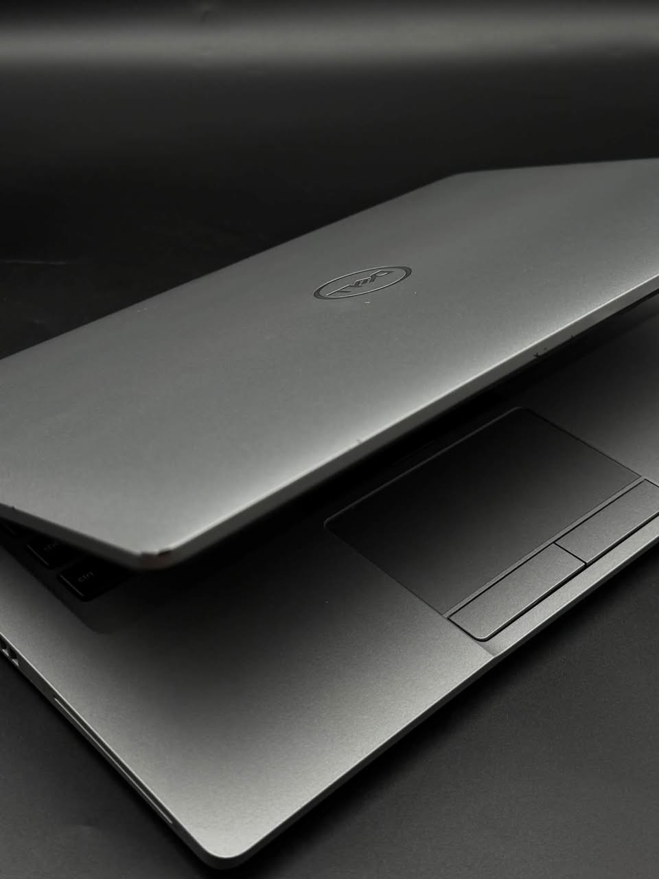 Dell Latitude 5410
✨ Dell Latitude 5410 🔥
(أداء عملي سريع، قوة تحمل عالية، وبمواصفات ممتازة)
🔥 سعر فرصة ومحطوم.. ما راح تحصله بأي مكان ثاني! 🔥
إذا تدور على لابتوب عملي وقوي جداً للعمل المكتبي، الدراسة، والمهام اليومية الشاقة بإنتاجية عالية:
✅ المعالج: Intel Core i7-10610U (الجيل العاشر - سريع وبأداء قوي)
✅ الرام: 16GB DDR4 (بسرعة 2400MT/s لتنقل سلس بين البرامج والصفحات)
✅ التخزين: 256GB NVMe SSD (سرعة خيالية في تشغيل النظام والملفات)
✅ كارت الشاشة: Intel UHD Graphics
✅ التصميم والمتانة: سلسلة Latitude المعروفة بقوة التحمل، هيكل متين، خفيف الوزن ومناسب جداً للتنقل والعمل المستمر  
📥 للطلب والحجز لمعرفة السعر التفصيلي، يرجى مراسلتنا على الخاص (Inbox) أو الاتصال بنا.
📞 يتوفر لدينا كافة أنواع اللابتوبات بسعر مناسب أمريكية المصدر استيراد خاص فقط حصراً: ⁠***********
