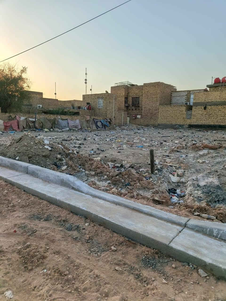 السلام عليكم 
قطعة الارض للبيع حي الزهراء خلف المعهد التقني 
طابو صرف 
مساحة العرصه ٨٣٢ متر 
واجهة ٢٦ نزال ٣٢
متوفر كافة الخدمات مي كهرباء وتبليط جاي يشتغلون بي 
للاستفسار اكثر مراسلة الرقم 
***********
