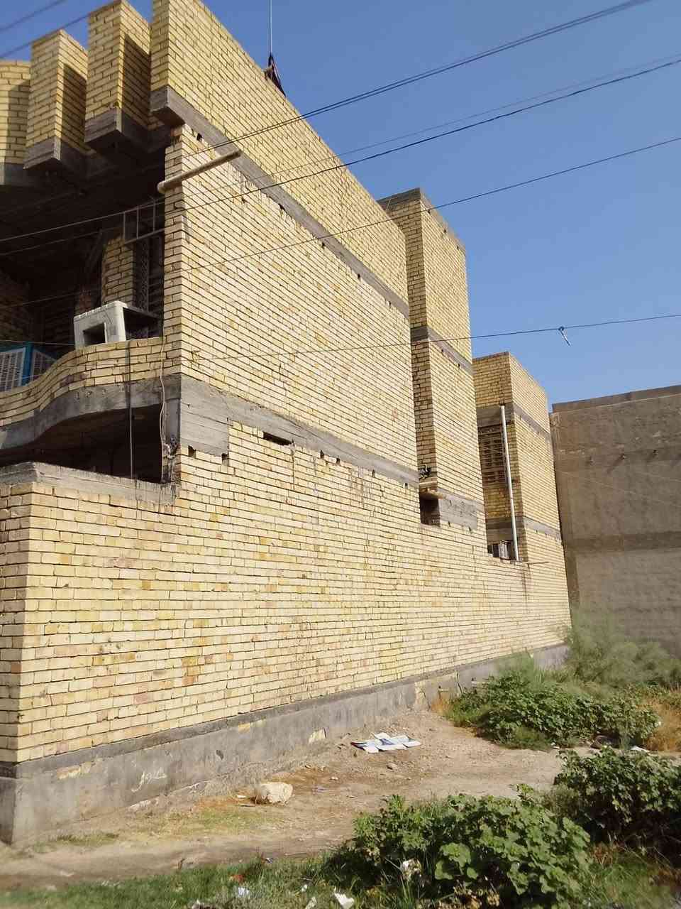 السلام عليكم الدار للبيع مساحه 100 متر يحتوي على 4غرف نوم واستقبال و3 حمامات مطبخ (ملاحضه القاط الثاني نقص كاشي ارضيه ونقص شتايكر السطح) صب مسلح كونكريت طابوق جمهوري بناء 2023 شارع الطيار 6000 بضهر تبليط الـ15 للاستفسار ***********
