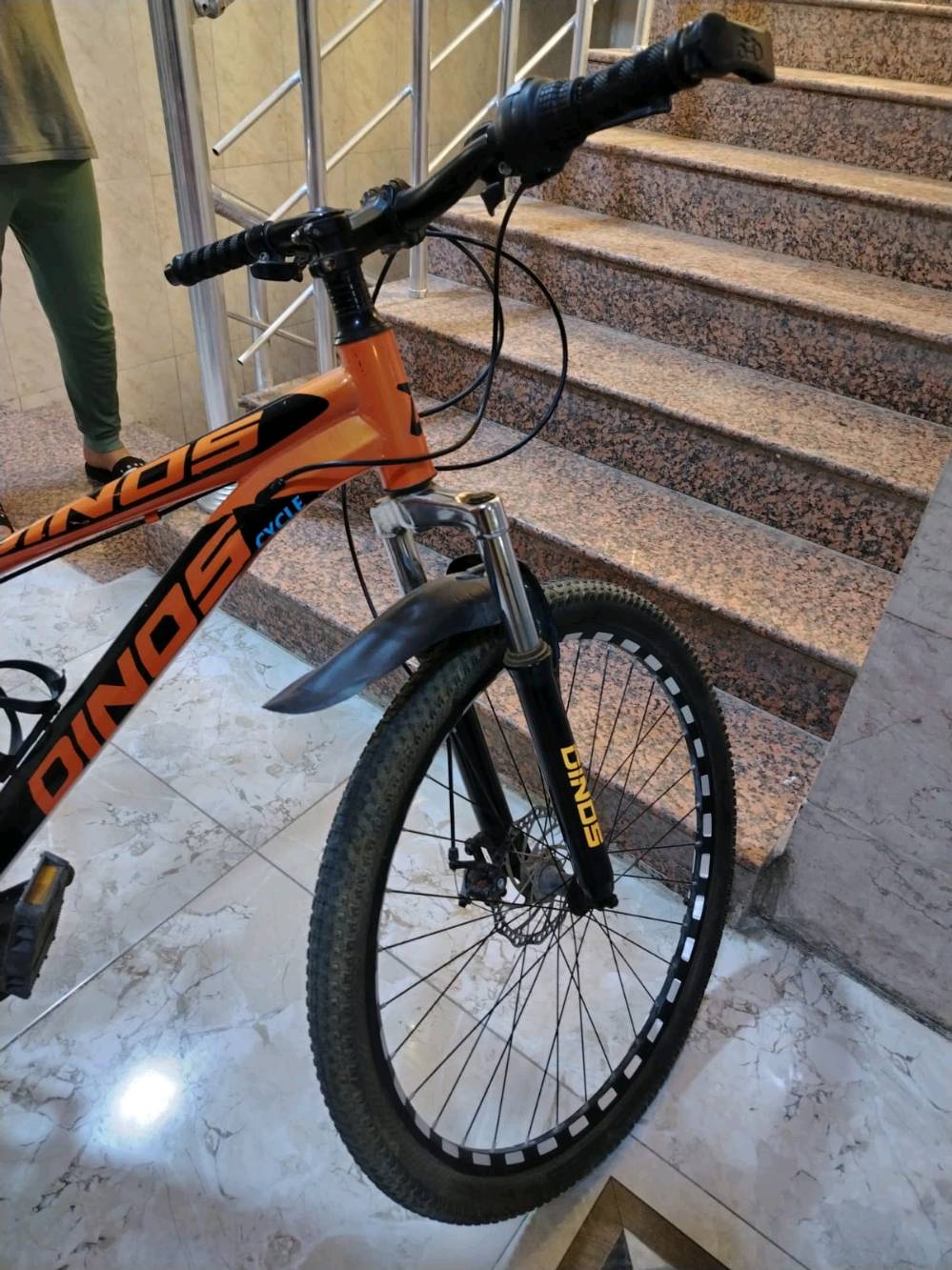 بايسكل جبلي حجم 26-25 
نظيف  يحتوي  على 7 سرع حقيقة 
ضد الطسات القوية 
جنط اصلي من الشركة 🚲🚴🏻
السعر 85 الف دينار عراقي
وبي مجال هواي للشراي
