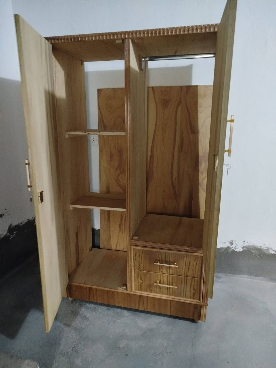 اغراض للبيع للاستفسار مراسله الصفحه رقم الهاتف ***********
