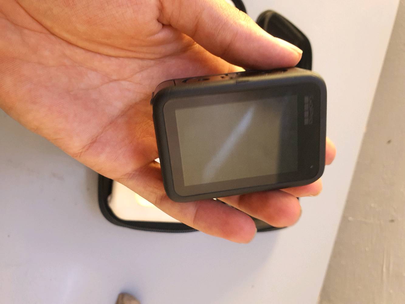 للبيع: كاميرا GoPro Hero 9 Black بحالة ممتازة مع كامل الملحقات
​كاميرا الحالة العامة نظيفة جداً وجاهزة للاستخدام الفوري (بس تعال وصور!).
​📌 المواصفات الأساسية:
​دقة التصوير الفيديو: تصوير فائق الوضوح بدقة 5K، مع خيارات 4K و 2.7K و 1080p بمعدلات إطارات عالية للحركة السريعة و Slow Motion.
​دقة الصور الفوتوغرافية: 20 ميجابكسل مع دعم التصوير بصيغة RAW.
​الشاشات: شاشة أمامية ملونة (ممتازة للفلوجرز وتصوير السيلفي) + شاشة خلفية باللمس عالية الاستجابة.
​الثبات الإلكتروني: تقنية التثبيت الأسطورية HyperSmooth 3.0 لفيديوهات ناعمة بدون أي اهتزاز.
​المميزات: مقاومة للماء بدون غلاف حتى عمق 10 أمتار، مع ميزات التصوير الذكي.
​📦 الملحقات المتضمنة مع العرض:
​حقيبة حمل: متينة ومخصصة لحماية الكاميرا وكل ملحقاتها وترتيبها بشكل منظم.
​عدد 2 بطارية: لضمان وقت تصوير أطول وعدم تفويت أي لقطة.
​مجموعة قواعد تثبيت متنوعة: لتغطية كل زوايا وطرق التصوير.
​كيبل الشحن.
​السعر: 300
​التوصيل: متوفر خدمة التوصيل لجميع المحافظات 🚚
​للاتصال والتواصل: *********** (متاح اتصال أو واتساب)