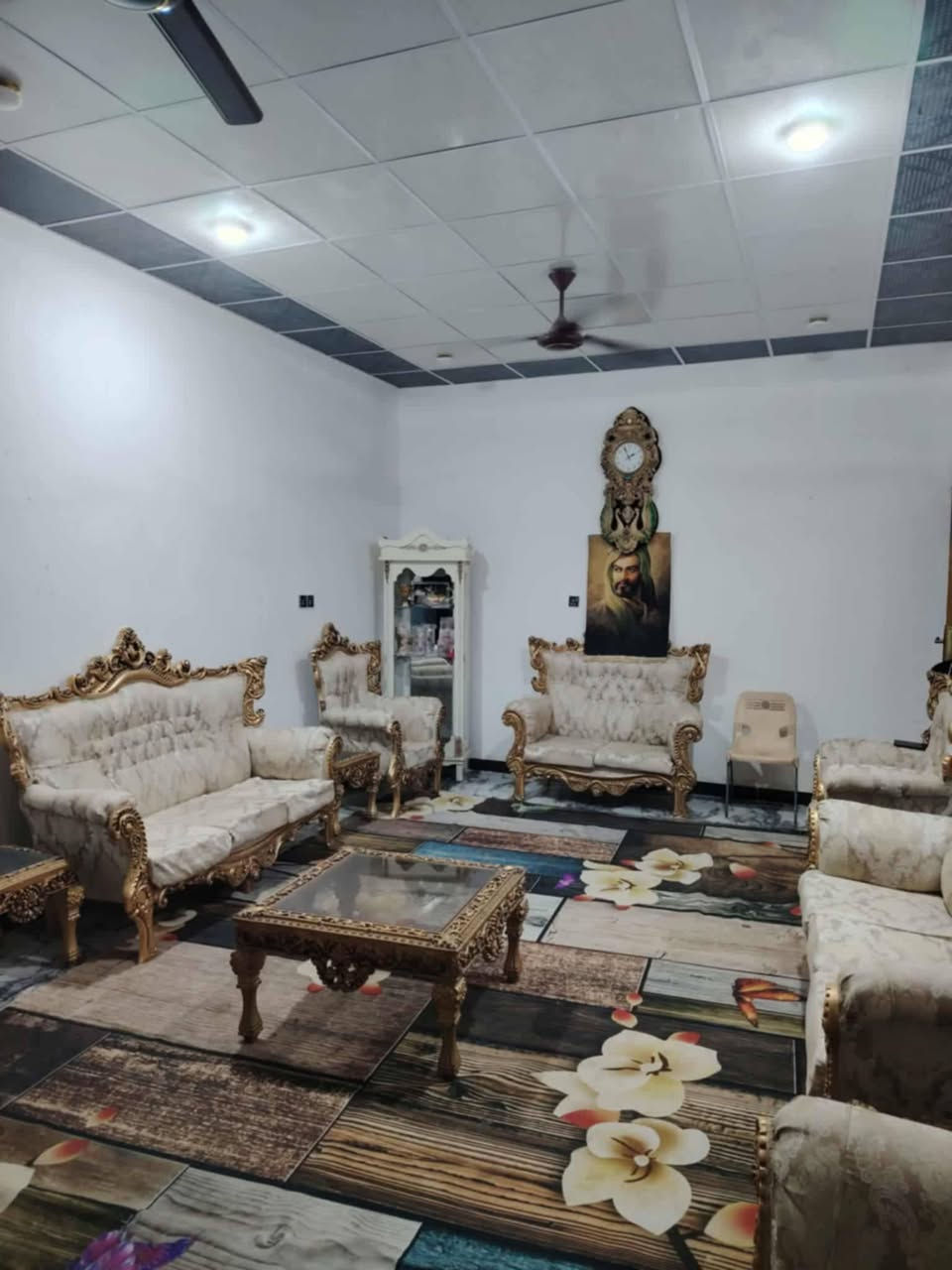 سلام عليكم بيت لبيع حي السبل الثانيه بشارع الفرن المساحه 200 يتكون من غرفين صاله مطبخ ديونيه بناء حديث سعر 65 وبي مجال لشراي راسلني وتساب وتدلل ‏‪***********‬‏
