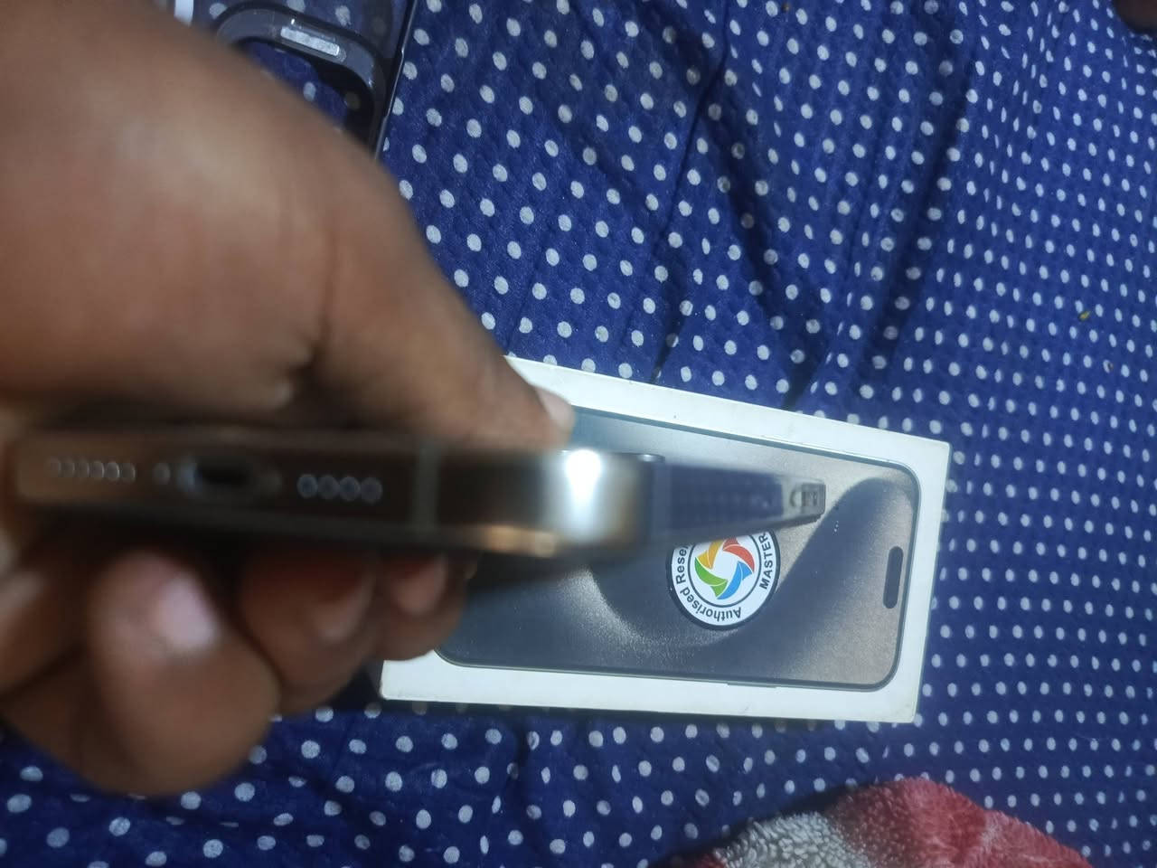 السلام عليكم..أيفون 15برو ماكس مع ملحقاته
مبدل شاشه وبطاريه اصليه 
***********
السعر 650أو مراوي بأقل منه مع الفرق
