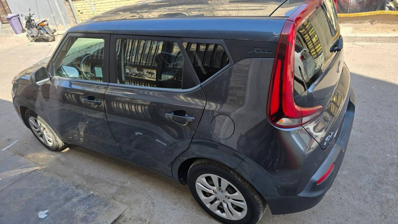 للبيع: كيا صول موديل 2020 (تفاصيل السونار موضحة بالصور) 🚘
🔷 الموديل والوارد: 2020 - وارد أمريكي
🔷 المحرك: دوش (DOHC)
🔷 العداد: 50 ألف كيلو متر فقط
🔷 الكير: أوتوماتيك اعتيادي (6 نمر) المرغوب ممتاز بالازدحامات وميحمى
🔷 التبريد والمحرك:
• الفريز جديد مبدل قبل شهر وعليه ضمان سنة كاملة
• المحرك والكهربائيات بحالة ممتازة وبشرط النظافة 
🔷 البدن والضرر:
• التفاصيل الكاملة والدقيقة للصبغ والتعديل وضرر الشاصي الأمامي واللغد موضحة في صورة تقرير السونار المرفقة ويا المنشور
💸 السعر: 130 ورقة وبيه مجال بسيط للشراي
📍 مكان السيارة: بغداد
📞 للتواصل والاستفسار: ***********
