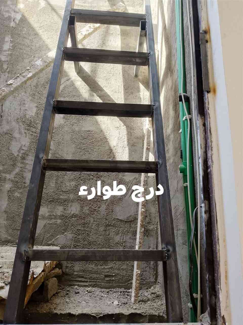 ‏‪***********‬‏حداد متنقل  هاي شغلنه اليوم بقريت صبر

نص مكتوب في الصور:
- درج طوارء