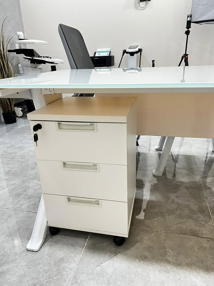 ميز  جام مع ملحقاته  (طبلة وسطية  وميز جانبي )جديد 
الموقع بغداد 
السعر250 الف  

+964 770 458 5342

نص مكتوب في الصور:
- طبيبة الأسرة