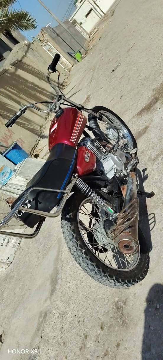 مستعجل مستعجل ❌❌ 
4 كير حربي كلك
 كفاله وضمان ب المحرك 
غراض كله 26 وياله وتايرات وخزان وكشن جدد 
ب 350 قفل 
*********** وتساب 
نجف كوفه عباسيه

نص مكتوب في الصور:
- HONOR X9d