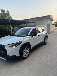 كورلا كروس ٢٠٢٥ اخت الزيرو ماشية ٤٠٠٠ باسمي مقفولة كفالة عامة  مكاني ب...