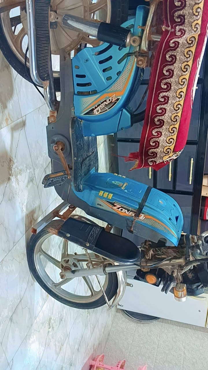 #ماطور شحن للبيع حجم الكبير كلشي شغال كهربائيات ويحتوي على زنون عالي جداً كشر نضيف تيارات جدد كامل من كلشي نقص فقط بطاريات بطارياته هابطه ومخلصه #السعر 120 وبي مجال وسعر مو مشكله نتراهم على سعر  لتواصل واتساب *********** ومتابع للتعليقات
