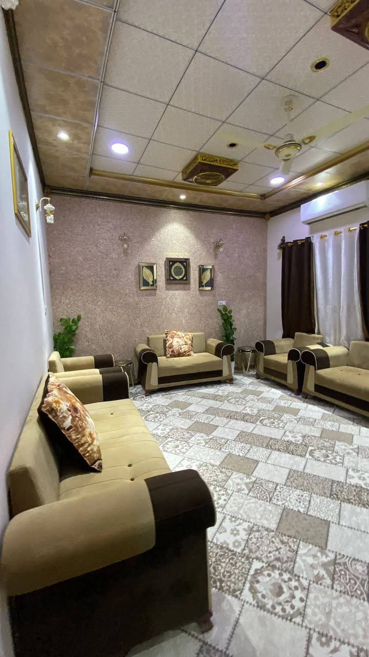 🏠يت للبيع في الجزيرة قرب 🔸شارع زين العابدين🔸 قريب على مدرسة المنهاج الاهلية 
طابو صرف زراعي بأسم عراقي اصولي مية بالمية 🔹بناء شخصي طابوق🔹 مساحتة 167متر 
البيت بيه غرفتين منام وصالة وديوانية ومطبخ كامل ويه البيت وصحيات داخليه وخارجيه وحديقة صغيرة البيت بناء كلش قوي 
سعره لبيت 83وبي مجال 
الرقم للاستفسار ***********
