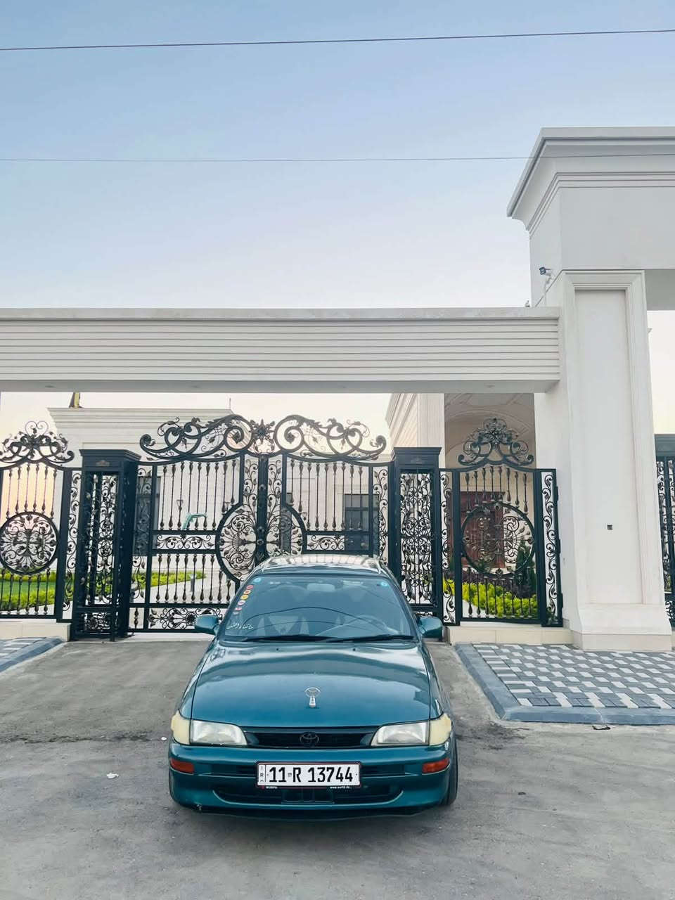 سلام عليكم 
كورلا موديل ٩٤ محور للبيع 
رقم بغداد جديد 
هزة وفحص جديد 
السيارة بأسمي تحويل مباشر 
كير محرك مكفول 
حدادية مكفول
تبريد ثلج 
ترايها ومشيها ناعم خير من الله 
كهربائيات كلها شغاله 
زوج تاير جديد 
السيارة صبغ عام 
مي راديتر اخضر دهن المحرك جديد اصلي 

مكان السيارة واسط الصويرة 
***********
