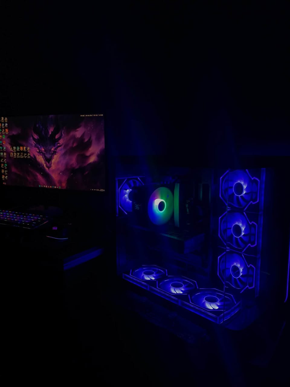 🖥️ تجميعة Gaming للبيع — 2,100,000 د.ع شامل الشاشة
🔥 المعالج: Intel Core i5-14400F
🎮 كرت الشاشة: RTX 5060 Ti 16GB Inno3D Twin
🧠 الرام: Corsair Vengeance DDR5 32GB (2×16GB) 6000MHz
💾 التخزين: Lexar NVMe 2TB Gen 3
🧩 المذربورد: MSI H610M-E DDR5
❄️ المبرد: Thermalright Assassin X Digital 120 Black
⚡ الباور: Segotep GN750W 80+ Gold
🖤 الكيس: Demon 6400 ARGB Black/White
🌈 إضاءة ARGB

🖥️ الشاشة:
MSI MAG275F
• 27 إنچ
• 2K / QHD
• IPS
• 180Hz

💰 السعر: 2,100,000 دينار عراقي
✅ السعر شامل الشاشة
🔥 تجميعة قوية للألعاب والتصميم والمونتاج

الشراي يتصل ***********

نص مكتوب في الصور:
- GAMING PC تجميعة ألعاب قوية جاهزة لكل الألعاب والتطبيقات أداء عالي | جودة ممتازة | سعر مميز السعر الكلي 2100 د.ع مع الشاشة المعالج Intel Core i5-14400F 6 Cores | 12 Threads | (Up to 4.4 GHz) كرت الشاشة RTX 5060 Ti 16GB Inno3D Twin الرام Corsair Vengeance DDR5 32GB (2×16GB) 6000MHz التخزين Lexar NVMe 2TB Gen 3 المذربورد MSI H610M-E DDR5 المبرد Thermalright Assassin X Digital 120 Black الباور Segotep GN750W 80+ Gold الكيس Demon 6400 ARGB Black/White الإضاءة ARGB RGB 27" 2K QHD 180Hz الشاشة MSI MAG275F 27 إنج 2K / QHD IPS 180Hz السعر الكلي 2,100,000 دينار عراقي شامل الشاشة مثالياً للألعاب والتصميم والمونتاج مكونات أصلية وجودة عالية تشغيل سلس لجميع الألعاب الحديثة