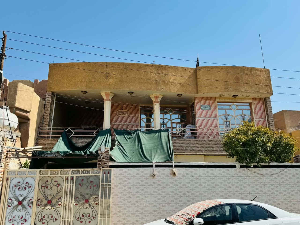بسم الله الرحمن الرحيم. دار للبيع واسط صويره حي الشهداء قاطين مساحه 300م---- ثلاث غرف مع مجمع صحي. بالطابق العلوي-- وستقبال وهول ومطبخ حار وبارد وغرفة نوم وصاله ومخزن صغير ومجمع صحي بالداخل. ومجمع صحي بالخارج موبايل ***********. خدمات كامله --  الموقع مدخل حي الشهداء رابع فرع على يسار* * السعر 180 مليون
