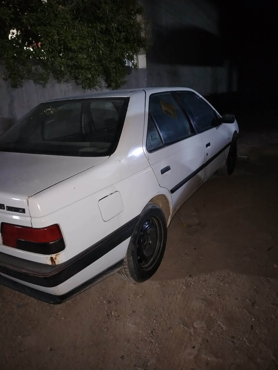 بيجو 405 رقم بسمي بغداد مامضروبه فقط خياسات تنقيص تبخير مابيها باتري مشط جديد. بس فريز يرادلها  سعرها 28 وبيها مجال قليل مكاني بكرلي الحله ***********
