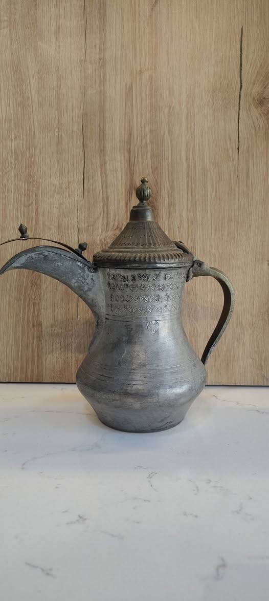 زوج دلال سوري قديم مختم عمل مرشد غير مستخدم
الارتفاع 25 ....22 بطن عريض 
لتوضيح  بطن ال 25 .45.
وبطن ال 22...38  مع جرس بالقبغ 
لتواصل وات ساب ***********
