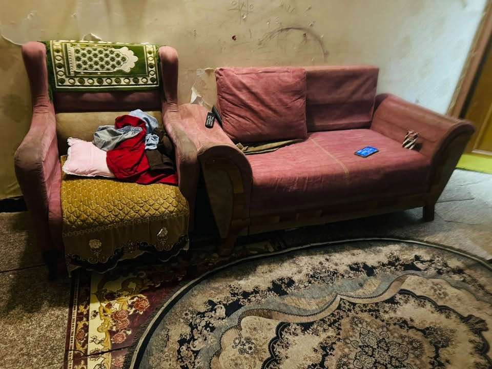 طقم ٣+٢ • جديد • تمزق خفيف