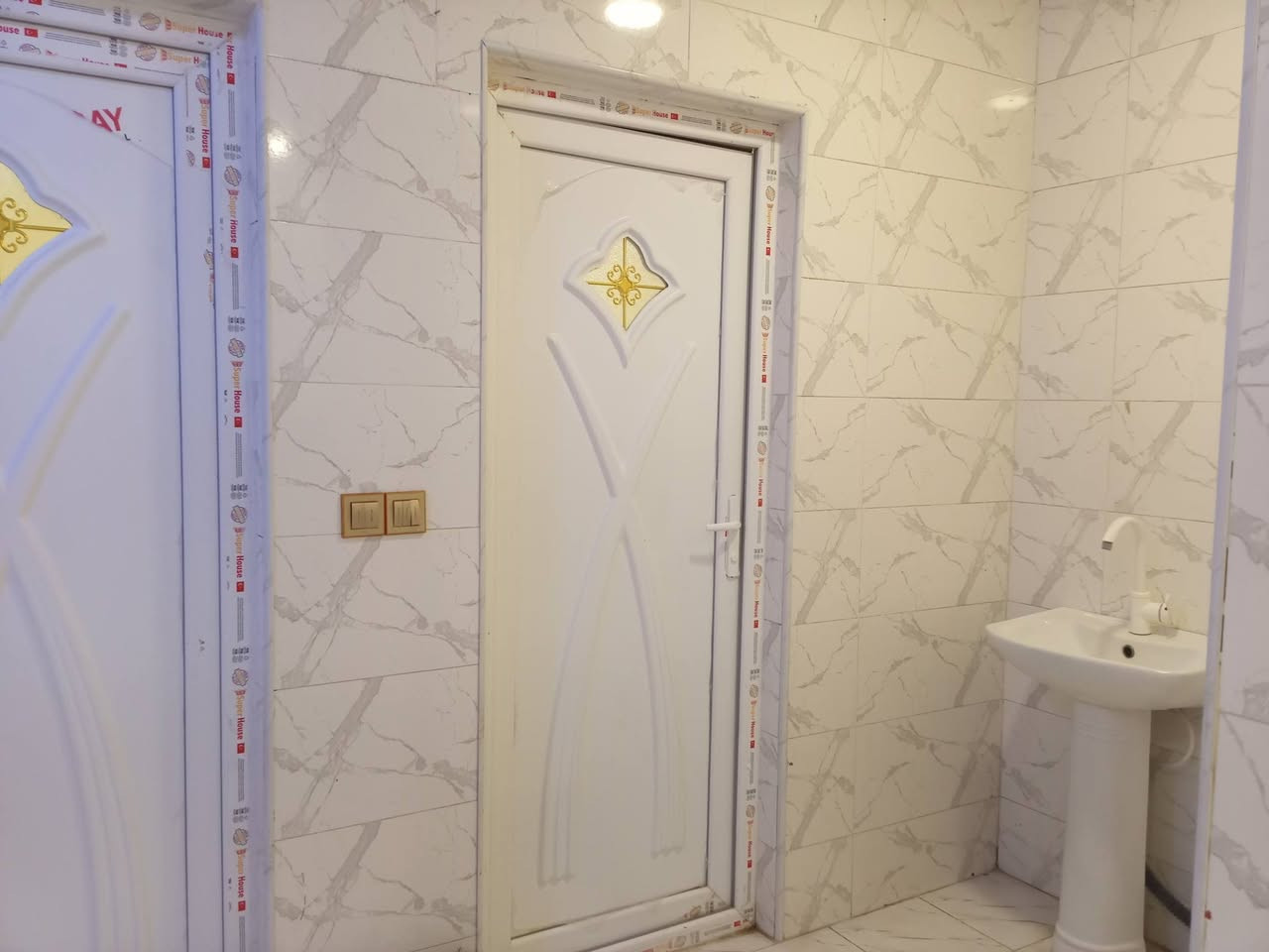 السلام عليكم يوجد لدينا بيت زراعي مشمول بالطابو قرار 320 البيت شاده للدوله ميزانيه و مساحته البناء 250 الحديقه 300 الكراج 100 والسعر تعال على الخاص رقم التلفون *********** البيت طريق يا علي عمود 151
