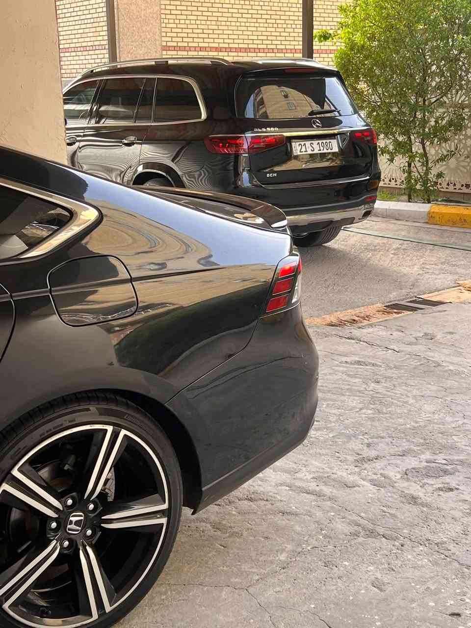 سلام عليكم ..
للبيع هوندا اكورد موديل 23 رقم بغداد دولي  السيارة فول. هايبرد    السيارة كلش نظيفه  ماشيه 60 كم  حادثها من امريكا. ربع الشاصي ومسحوب   بيها صبغ بني. اكثر من نصه  وقطع وحده كلير من امريكا.   كلشي بيها شغال وممتاز. فقط التبريد  ميشتغل. مااعرف شنو السبب  اذا شغله سهله عليه تصليح.   السعر 158   موقع السيارة بغداد مجمع الايادي  للاستفسار ***********

نص مكتوب في الصور:
- اكاديمية ومربط المشهر للفروسية بغداد, Iraq