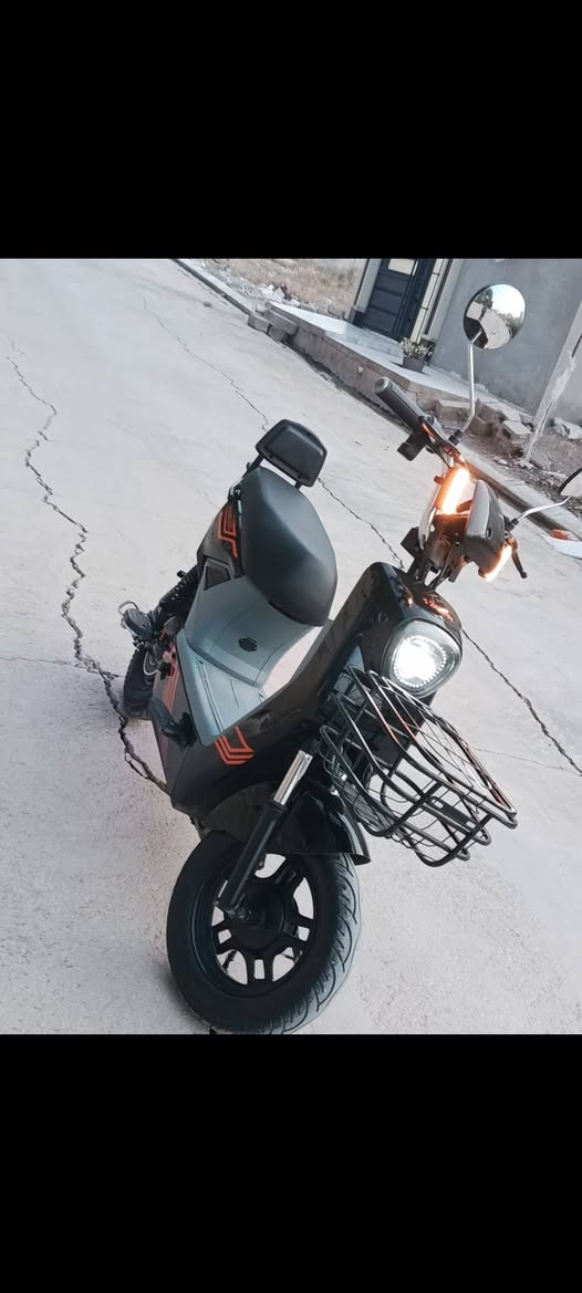 السلام عليكم🛑🛑للبيع دراجة شحن korya mr
 حجم 16 
المواصفات:🛵⚡
 1- تاير حجم 300/10 🛞✅
2- ملف 1200وات ⚡
3- بريك بنص 💯بنضام ABS(مانع انزلاق ) 
4-دبلات امامي خلفي 💯 
5- البطاريات ⚡اربع4 اخو الجديد 💯
6- يمشيك من 35-40 كيلو 🛣️
7- سرعة 85 🔥✈️حقيقي 45 💯 
8- لايت زينون 🔆اشاير ➡️⬅️ مع دبل اشارة🔺+هورن + 4 سرع (نمرات)💯
9-شاشة ديجيتال 🖥️قرائة آي اعطال 
10- مثبت سرعة 💯🔥
11- صندوق تخزين واسع + سلة امامية 🗑️💯
12- ستاند تلفون 📱مع منفذ Usp🔌
13-بلوتوث صوت عالي ◀️🎵
14- سويچ عدد 2🔑+ بصمة عدد 2🔸+ كارت nfc عدد2💯+ شاحنة اصلية 🔋
15- تشغيل عن بعد ⚡+ انذار سرقة 💯 
السعر :  325 الف 💵🟦🟦🟦🟦🟦🟦 🟦 
العنوان 📍موصل حي التعليم العالي 
رقم هاتف اسيا☎️📞 : ***********

