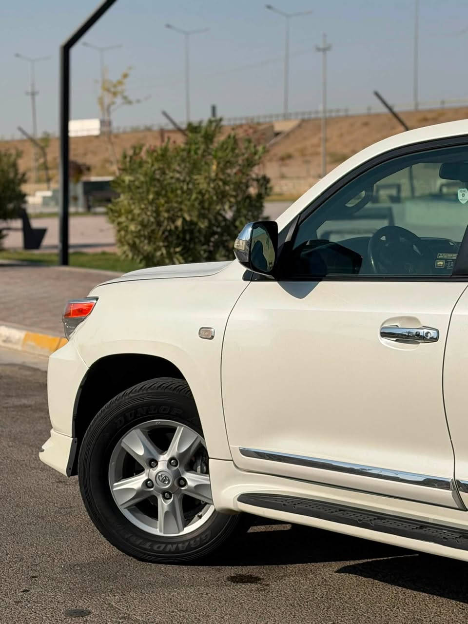 لاندكروز 2011 محدثه 2015 فول مواصفات محرك v8 4.700
* قير أوتوماتيك 6 سرعات. 
* دفع رباعي دائم (4WD). 
* جلد فاخر مع شعار الذكرى الستين. 
* فتحة سقف.
* كاميرا خلفية.
* شاشة ملاحة ولمس.
* نظام DVD للشاشة الخلفية (شاشتان للمقاعد الخلفية). 
* حساسات وقوف.
* مثبت سرعة.
* نظام الزحف (Crawl Control) وأنظمة الطرق الوعرة المتعددة في فئة VXR. 
* ثلاجة وسطية.
* مقاعد لسبعة 
صور السونار موجوده بالمنشور 
للاستفسار اتصل 
***********
