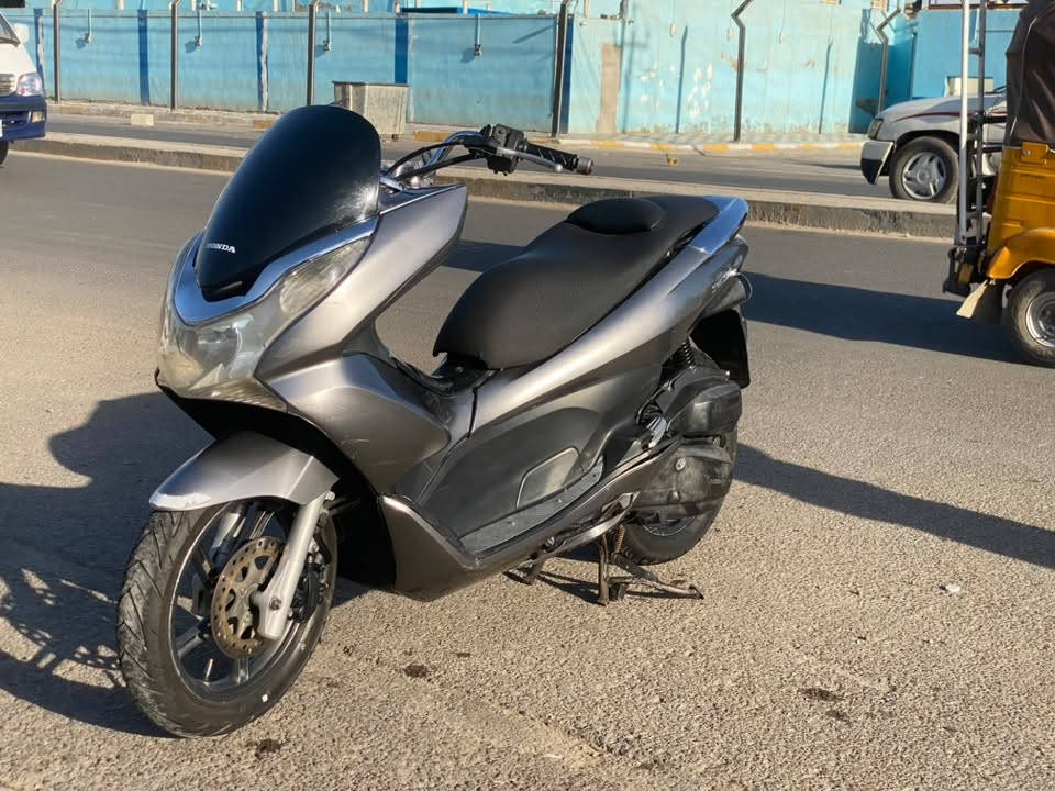 السلام عليكم 
دراجة pcx جيل اول للبيع 
دراجه شلعه معدل كهربائيات كلها شغاله 
دراجه نضيفه اي نقص مابيها 
حساسات كلها شغاله اي نقص مابيها 
رقمي ***********
