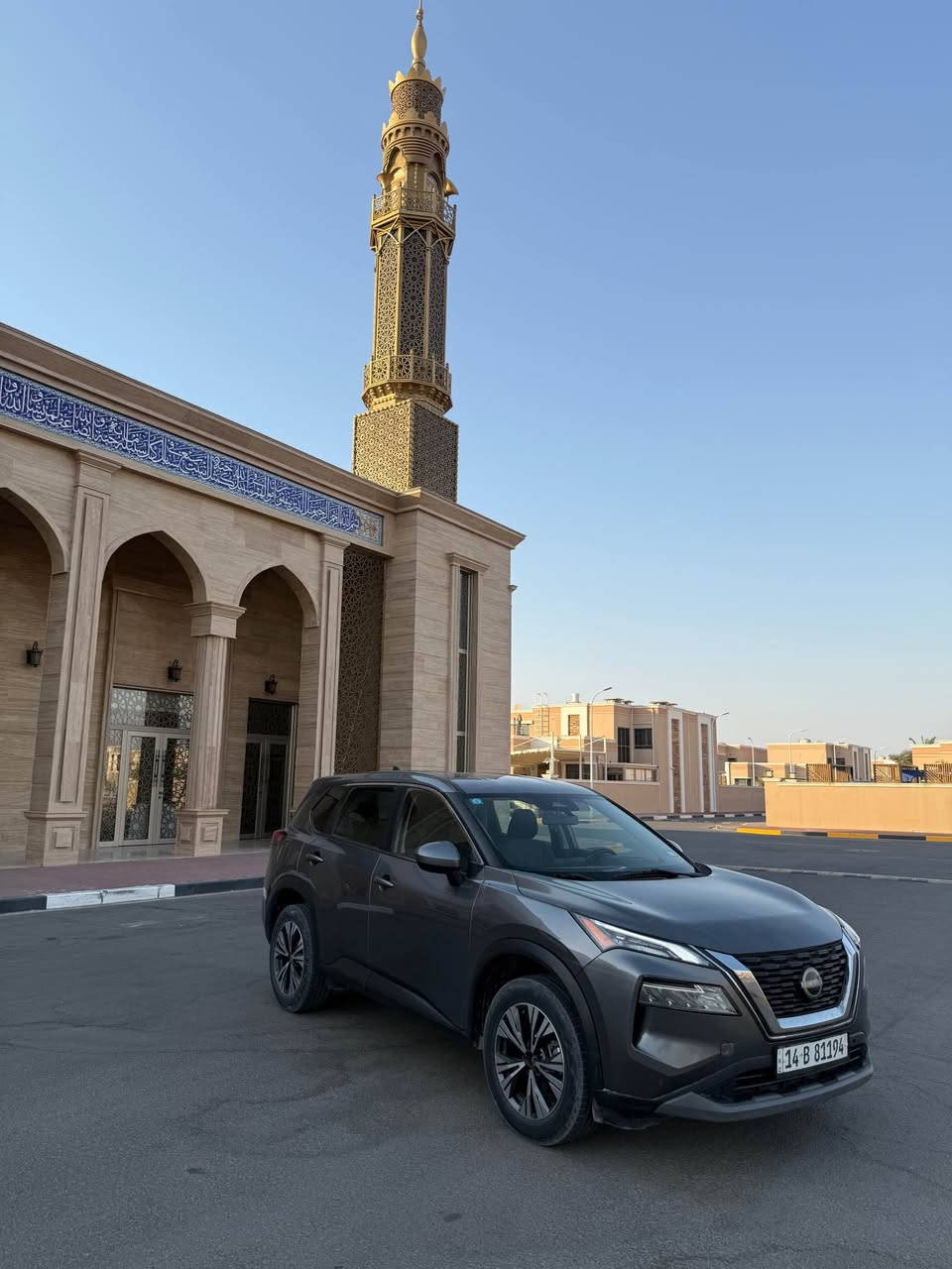 السلام عليكم 
نيسان روج  موديل 2023  
  الشكل الجديد 
لون رصاصي 
وارد امريكي 
حادثها جاملغ ايسر السايق على البارد بدون صبغ
السيارة بأسمي بصرة هزة جديدة 

مواصفات    

بصمة تشغيل 
ابواب بصمة
نظام ترحيب
تبريد قطعتين
رادار امامي خلفي جانبي 
تحديد مسار قيادة آليه
1500 تيربو محرك 3 سلندر
مانع تصادم خلفي امامي
نقاط عمياء 
شاشة ايباد تدعم كار بلي 
حساس اطارات 
ليد امامي نهاري
كشن السائق كهرباء

فول تحكمات استيرن جهتين
شفتات ستيرن 
تبريد بيانو شاشة منفصل
سايد بريك بصمة 
اوتو هولد 
حساسات خلفية 
أنضمة قيادةعدد3 ايكو / ستندر / سبورت
وباقي المواصفات معروفة  للسيارة
مكان السياره البصرة شط العرب
سعرها 165وبيها مجال
*********** Singapore
