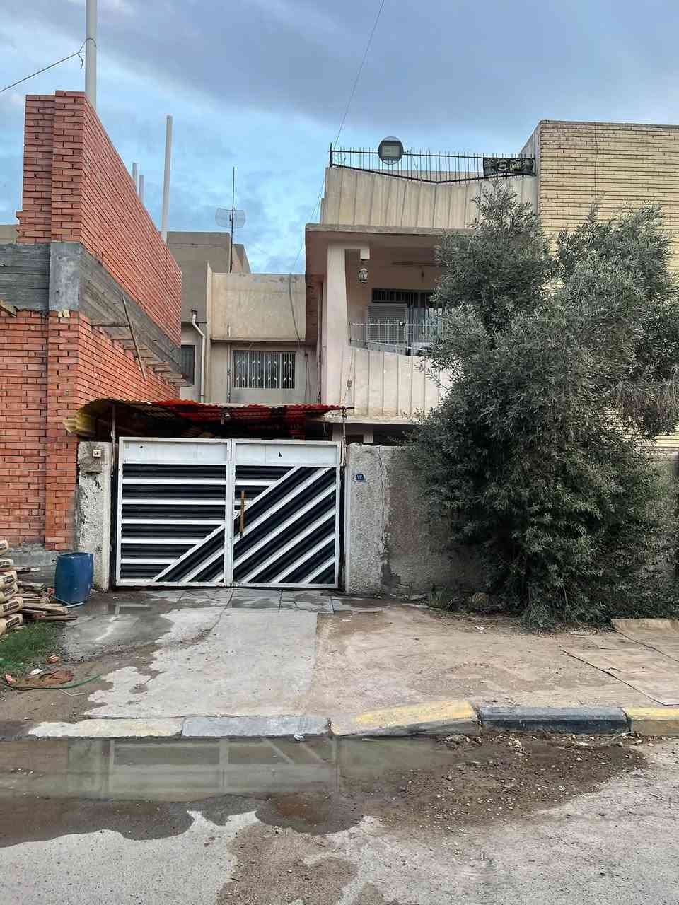 للبيع قطع من دار يعتبر ارض المساحه 100 متر الواجهه 6،25 والنزال 16 الموقع شارع فلسطين المستنصريه محله 504 فرع التربيه سابقاً قرب الحديقه للاتصال *********** او *********** شركة الخيمه للعقار
