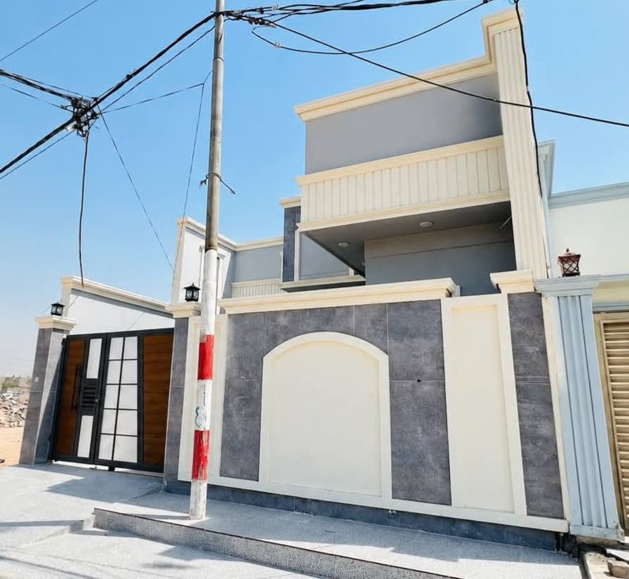 دار سكن للبيع
___
العنوان : حي الجامعة 
 داخل مجمع حيدر ابن حجي هندي النموذجي
بداية المجمع البلوك الأول قرب البوابة 
مجمع خدمات كاملة
كهرباء _إنارة _ماء _مجاري _ تبليط _ أرصفة_مولدة منطقة
_يقع على شارع بعرض 15 / M _موقع مميز  

-------------------------------------
زراعي سند 25 
بناء حديث  
غير مسكون 2026
طابق واحد كونكريت مسلح

المساحة :200 / M

--------------------------------
 تفاصيل البيت 
____
غرف نوم عدد 2 نظام سويت، صالة عدد 2، استقبال، مطبخ(حار+بارد)، مجمع صحي عدد 2، گراج سيارة، حديقة

 

                          المراجعة 
    مكتب مهدي العتابي للعقار ديوانية الجزائر مقابل فندق
برج الامراء للاستفسار 
 *********** مهدي العتابي                                     *********** حيدر الفتلاوي
***********
