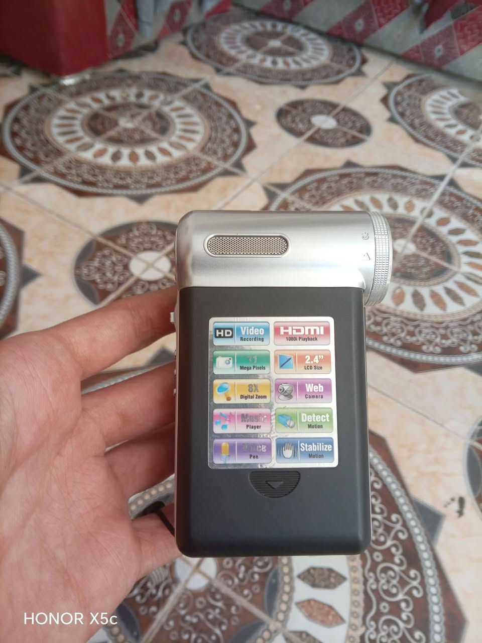 السلام عليكم... 
كاميرا Genx GDV 720 Pro 
الكاميرا نظيفه جداً وما مستعملة... 
من اشتريتها الى الان.. 
الكاميرا ابيعها هيج يعني ماعرف تشتغل عندك لا 
السعر ٣٠ الاف والكاميرا تجي وية الحقيبة  مالتها 
اول تعليق يشتري گبل ابيع واكو مجال 
ملاحظه اني ماعرف بيهه انت اشتريهه هيج وانت تربح بالعافية الكاميرا نظيفه كلش 
الي يشتري يراسل واتساب الرقم 
*********** 
مكاني بغداد الشعلة لا يوجد توصيل
