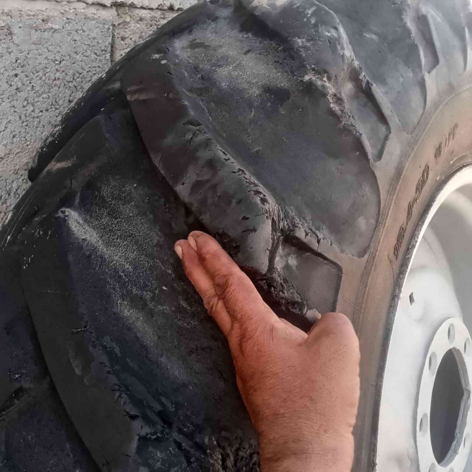 سلام عليكم زوج تايرات مال بلاروس 2003 نضاف شرط مابيهن ضرب  لحجم18/30 شراي اتصل***********
