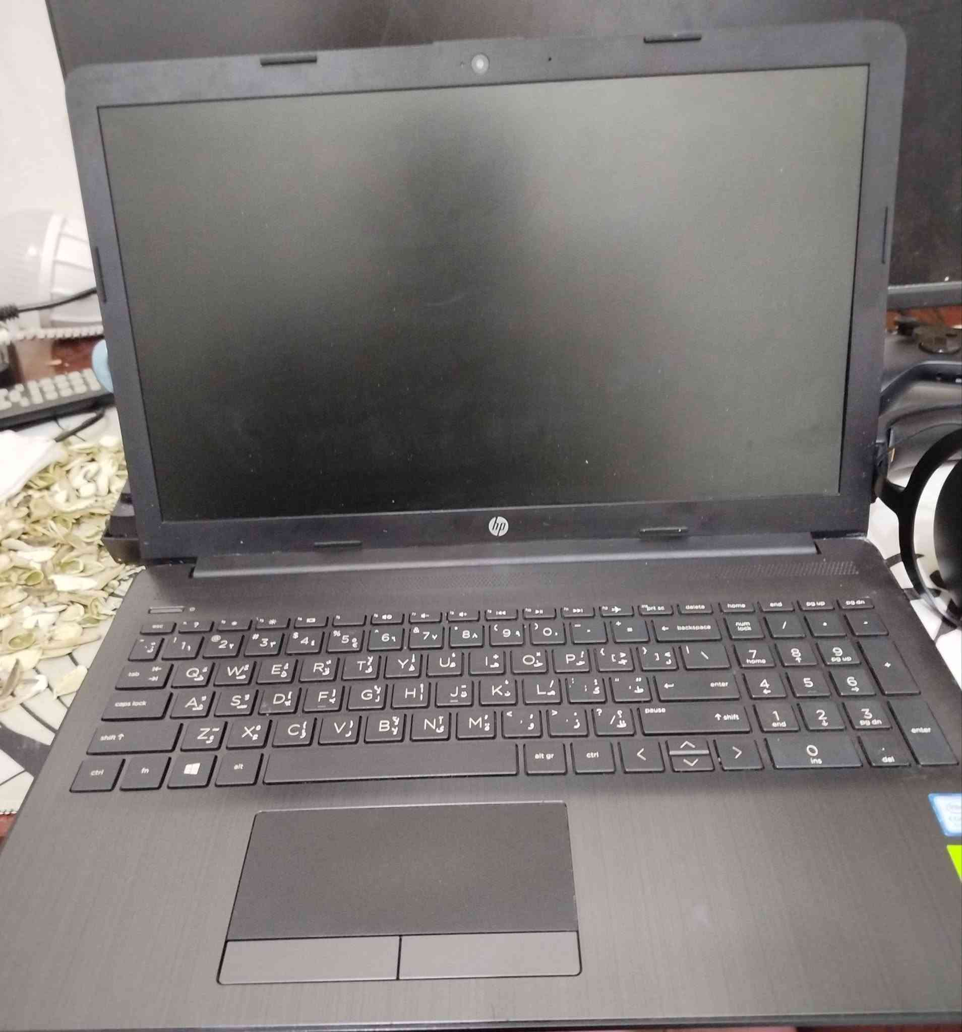 لابتوب hp 
المعالج: Intel Core i5-8265U — الجيل
 الثامن، 4 أنوية / 8 خيوط، يصل إلى 3.9GHz.

كرت الشاشة: NVIDIA GeForce MX110 2GB GDDR5 + Intel UHD 620.

الرام: 12GB DDR4 2400MHz 

التخزين: HDD سعة 1TB بسرعة 5400RPM.

الشاشة: 15.6 بوصة، 1366×768 HD، 60Hz، غير لمس.

محرك أقراص: DVD±RW.

البطارية: تقريباً 42Wh، 3 خلايا.
السعر 300 مع العلم ان اسعار الحاسبات في صعود 
للستفسار اكثر ***********
