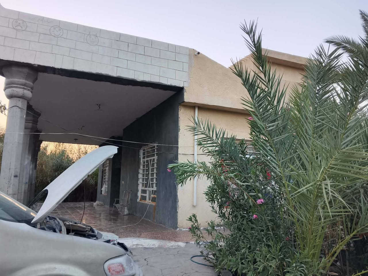 مزرعه معه دار حديث البناء زراعي  ومسيجه وكامله خدمات من تبليط للباب ماء مستوصف صحي البيت غرفتن وصالتين ومطبخ واستقبال وصحيات داخليه و خارجيه تبعد عن السوق ابو غريب خمس دقائق واجت البيت 12م ونزال12البيت مطبك كرانيت داخل وخارج للتفاصيل أكثر اتصل أو راسل واتساب ***********
