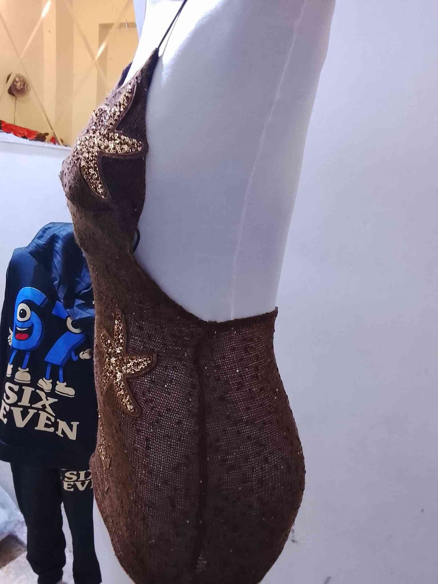 السلام عليكم بنات بضاعه شي ان جديد بالجيس ملابس متنوعه واسعار رخيصه اي شي يعجبكم صوره وعالخاص /مكاني بغداد الكويتي قرب سكله عامر عبسي /يوجد توصيل لبغداد وكافه المحافضات وياربي ينال اعجابكم وعدي كوتات شتوي اذا صعد المنشور انزللكم

