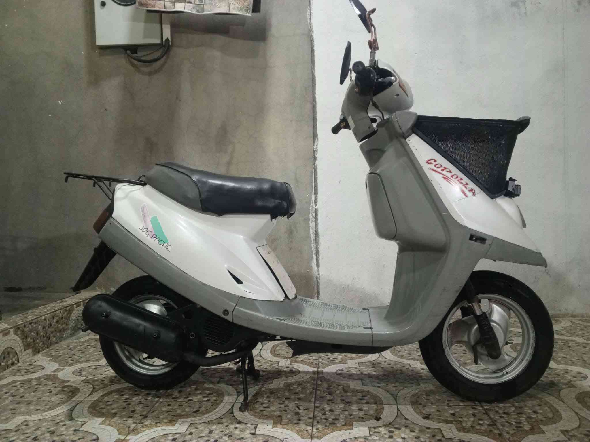 السلام عليكم، هذه الدراجة للبيع
النوع: ياماها (Yamaha))

المحرك: ما مفتوح وبدون أي مشاك

الكهربائيات: كلها شغالة ونظيفة

العدادات:شغال(عدادالسرع البنزين)

المكابح (البريك): يقف بمكانه، بدون أي عيب 

الفطر (الشرائح/الكفرات): ما مكسور 

وجاهز بلاديالإطارات (التواير): جديدة

السعر:تعال خاص

تعال خاص و بعدین نتفاهم
