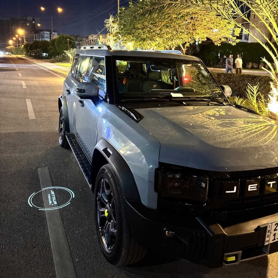 للبيع JETOUR T2 LUXURY 2025 | نظافة وضمان وصيانة شركة فقط 🔥
للبيع Jetour T2 Luxury موديل 2025، لون اسمنتي ، استخدام شخص واحد، السيارة نظيفة جدًا  ومتابع صيانتها بصورة منتظمة.

* الممشى:23,270 كم قابل للزيادة البسيطة
* السيارة داخل الضمان
* جميع تبديلات الزيوت والفلاتر والصيانات داخل مركز الصيانة
* استخدام شخص واحد فقط
* السيارة نظيفة جدًا من الداخل والخارج
* توجد فقط شخوط سطحية بسيطة جدًا تذهب بالـ Polish وتكحيل على كد اصبح بحافه البنيد وهم بالباب الخلفي عكس سايق هم تكحيله صغيره 
اغلب التفاصيل موجوده بلصور

ومن أبرز موصفات فئة Luxury: محرك (2.0 Turbo) بقوة تقارب 254 HP وعزم 390 Nm، جير (7-DCT)، دفع رباعي ذكي (4WD)، أوضاع قيادة متعددة للطرق والبر، كاميرات بانورامية (540°)، أنظمة رادار وأمان ومساعدة سائق، سقف بانوراما، شاشة وسطية (15.6”)، نظام صوت SONY 12 Speaker، مقاعد كهربائية مع تبريد وتدفئة، شحن لاسلكي، Apple CarPlay / Android Auto، باب خلفي كهربائي وإضاءة Matrix LED.

💰 السعر: 243 ورقه 
🤝 قابل للتفاوض بشكل بسيط للجاد بعد المعاينة
للاستفسار يرجى التواصل على الرقم  الآتي: *********** 
🚙 السيارة تستحق المشاهدة نظافة وصيانة موثقة واستخدام شخصي.

السعر مو موضوع للنقاش العشوائي والتفاوض المعقول موجود بعد المعاينة 
اخوان اللي يعجبه السعر الف هلا ومرحبا واللي ميعجبه نورني بمروره ويشتري اغاتها  وتعليقك يعكس اخلاقك 🌹
