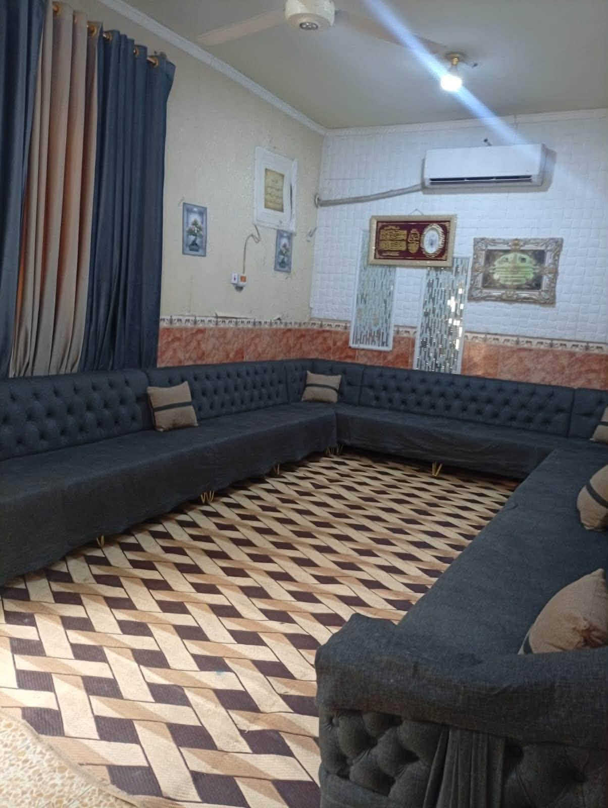السلام عليكم بيت للبيع بكربلاء شارع ابو طالب نهايته البيت طابو صرف سند (25)البيت طابوك طابقين  سند (25) البيت بي ست غرف وصاله وستقبال وصحيات العدد ثلاثه  قريب علي المدارس وسوك وكلشي متوفر يمه وعن الامام كيلوين واكثر شي نروح مشي  وسعره البيت (220)وبي مجال الشراي يخابر  ع هذا رقم مساحت البيت (150) متر(***********)
