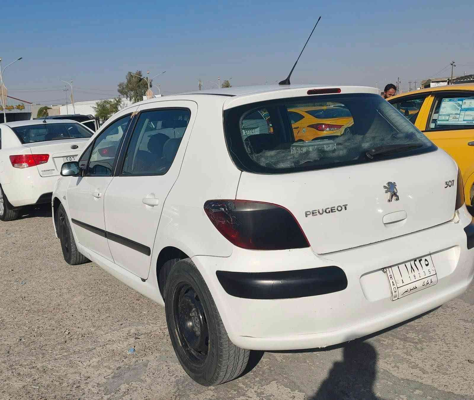 السلام عليكم 
بيجو للبيع موديل ٢٠٠٤ 
ضرره بس باب كلير و جملغ خلفي صبغ 
سيارة نظيفه
 مكنة و الكير بشرط الفحص ، تبريد بشرط 
بس سنوية ساقطة 
رقم كركوك 
تحويل و غرامة بشرط 
سعره ٥٢ ورقة و مجال
 اذا شراي خابر 
رقم موبايل *********** كركوك, العراق
