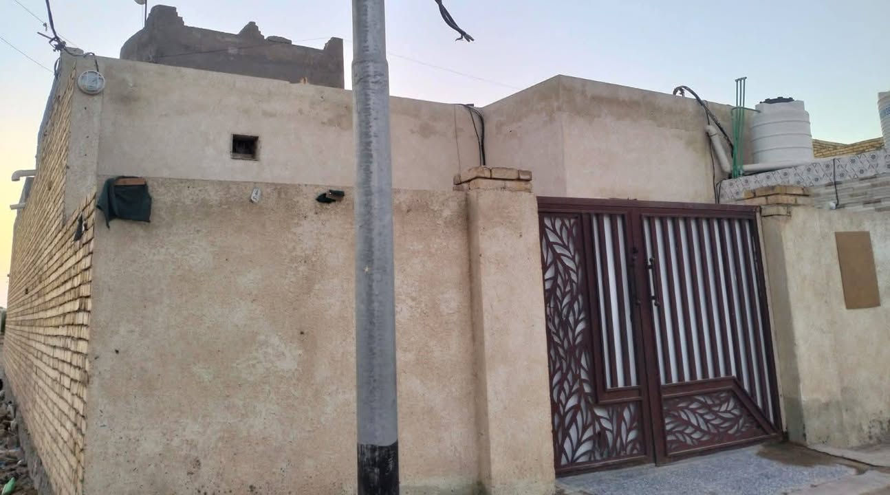 بيت للبيع
المساحة:- 200 (ركن )

يحتوي :- استقبال وصالة ومطبخ وغرفتين نوم وصحيات داخلية وخارجية
 
:-بناء حديث 

:- زراعي ((ومعاملة التطويب مالتة واصلة الناصرية))

العنوان :- قلعة سكر حي سعود 
(مقابل مدرسة سمانة عبر الشارع)

رقم الهاتف :- (***********)

السعر :80مليون البيت مع اثاثه

نص مكتوب في الصور:
- realme C67