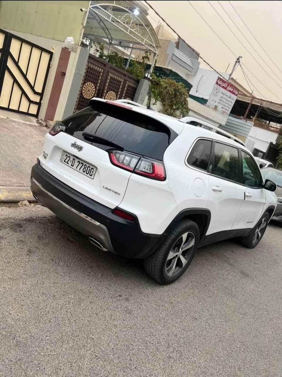 Jeep cherokee 2020 V6 
جيب شيروكى بزون ٢٠٢٠ ٦ سلندير 
-سيارة نظيف بدون اى نقص 
-دبل اكسل 
-ستيرينك هيتر
-كوشن هيتر
-دبل كير 
-شاشة كبير لمس
-١٢٠،٠٠٠ كم ماشى 
ملاحضة ( جملغ امامى جهة سايق + بنيد ) بدون دواخل 
-ارباك سيستم بس ستيرينك 
--*********** أربيل, العراق
