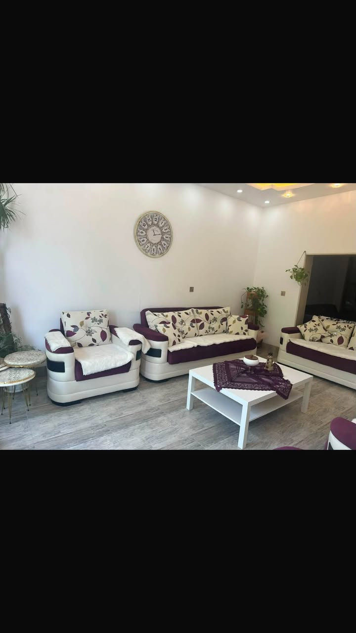 قنفات يرهم سرير 
وديوان 
للبيع 
بوفروشتن 📍📍 كركوك 📍📍
***********
