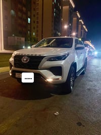 فورجنر ٢٠٢٣ مواصفات عادي محرك ٤ سلندر / ٢٧٠٠ شاشه ماشيه ٩٠ الف قطعتين ...