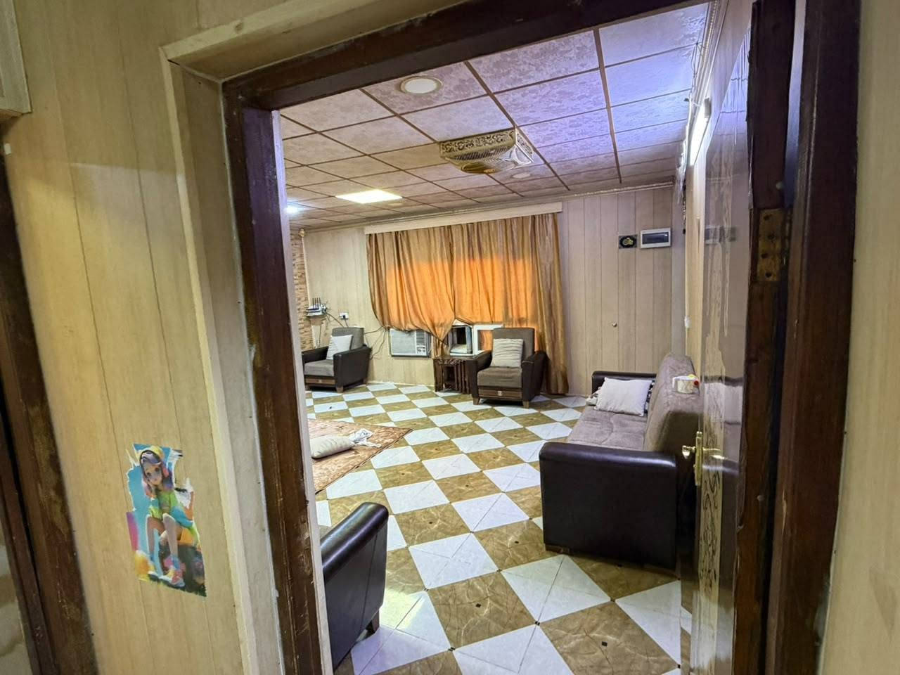 بيت للبيع يوسف بيك أول جسر صاير مساحه250متر مربع بناء طابقين كاشي سيراميك سقف ثانوي عدد غرف نوم3
استقبال 
مطبخ منور  حمام صحيات 2
كراج سياره حديقه ترك خلف البيت ماء متوفر 24 ساعه السعر 50مليون وبي مجال رقم الهاتف***********
