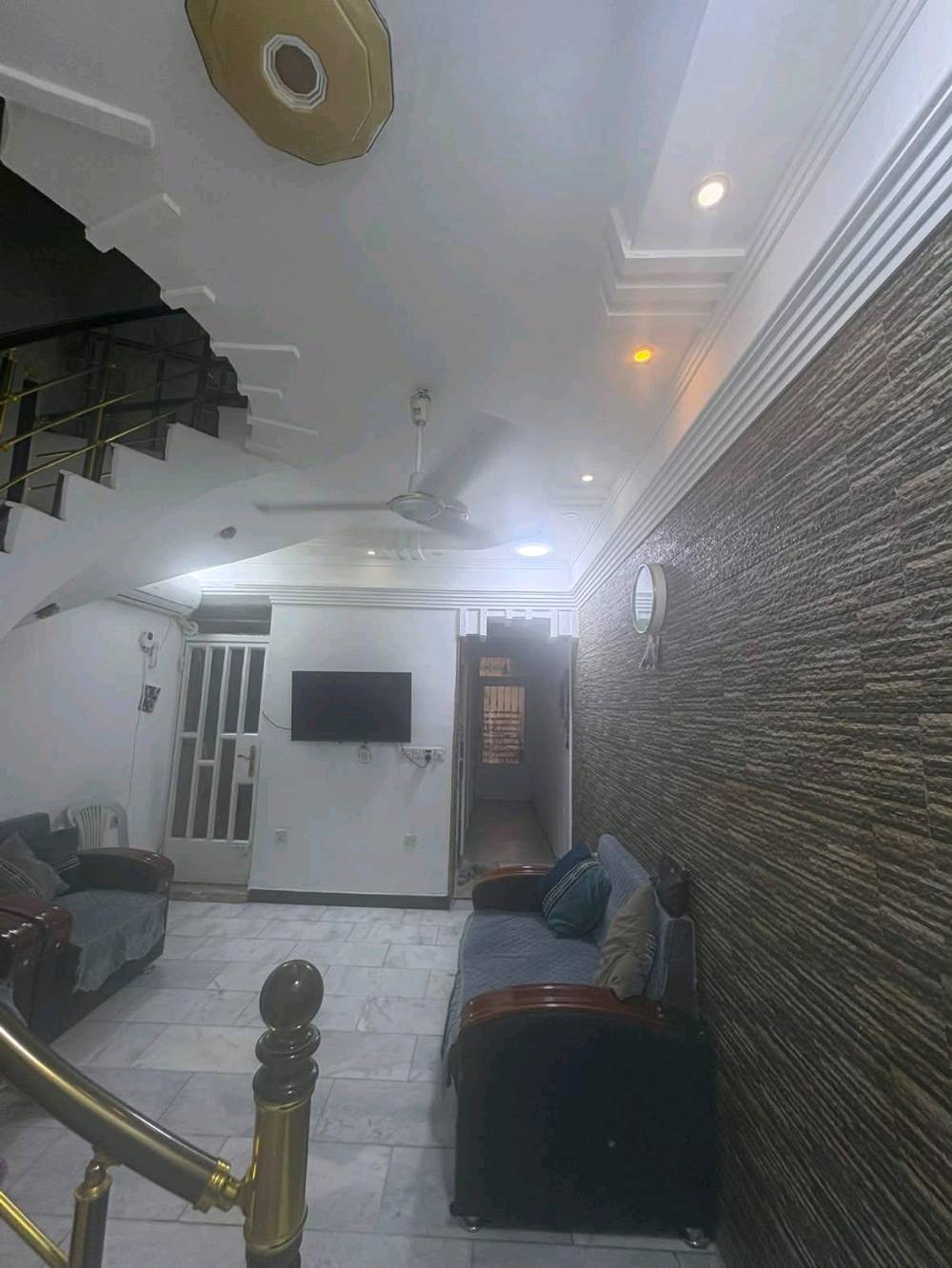 بيت للبيع طابو ملك صرف ثلاث طوابق مساحة ٨٠ متر في البلديات دور العمال قرب مدرسة الشهيد جمعة السوداني ثاني بيت بالفرع 
 
يحتوي الطابق الاول على طرمة وصالة وحولي ومطبخ وخدمات ومناور عدد ٢
 والطابق الثاني غرفتين وخدمات
 والطابق الثالث غرفة كبيره وخدمات وسطح 

واجهة البيت ٤ والنزال ٢٠ 
وعرض الفرع ٥ 

السعر ٢٢٠ وبي مجال 

للتواصل على الرقم ***********