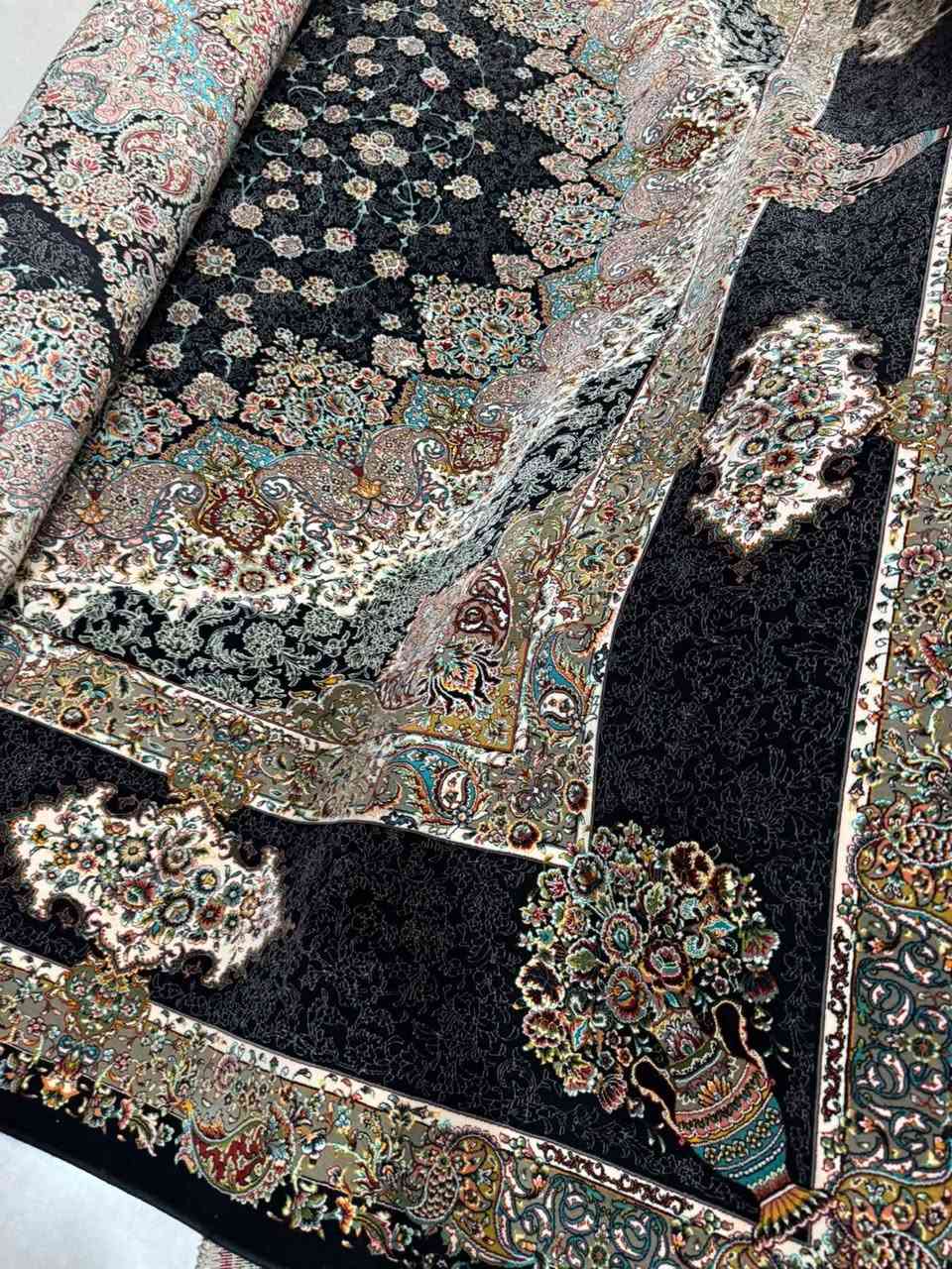 مرحبا للبيع لليدور جديد زوالي كاشان إيراني أصلي وحده قياس ٥في ٤ السعر ٦٠٠ واثنين قياس ٣ ونص في ٢ونص سعر الوحده ٣٠٠ مكاني الكاظميه ***********
