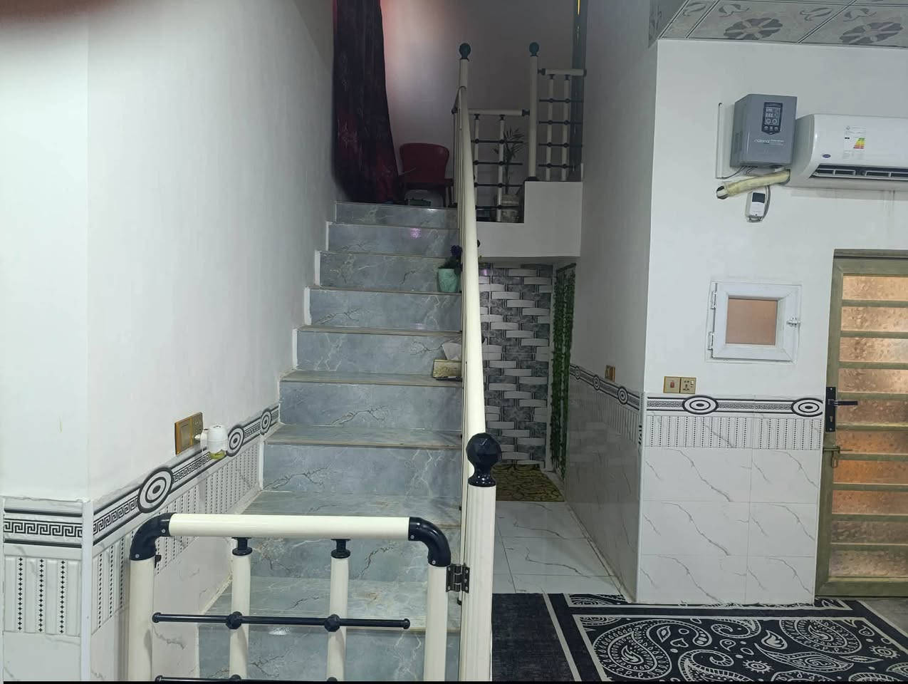 سلام عليكم 250 متر للبيع  اساس صب كونكريت بناء بلوك وعكاده يحتوي على غرفتين او صاله وستقبال العنوان نجف شارع المطار بشارع علكم بشارع حاتم الخير نهايت المقرنص شويه لكدام سعر 63 او بي مجال ***********

