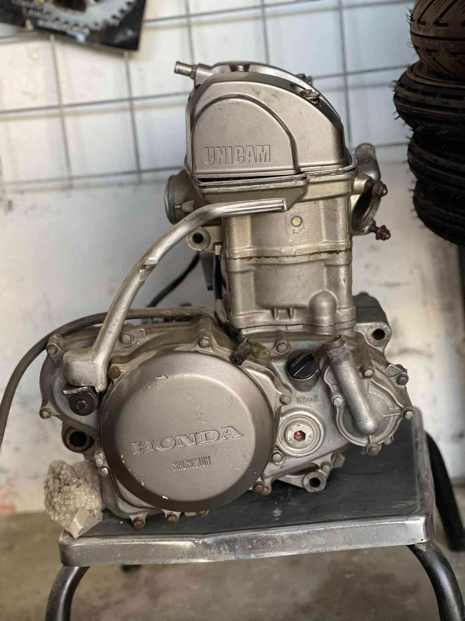 سلام عليكم
للبيع قفاز ياباني. Crf 450cc بلاد شركه مختم موديل 2009 
كل جسمه بلاد بدون نقص بريكات دبلات وياله مسطره. للبيع 
محركه موجود كامل تفرعات ويا كرنك مكطوم يتصلح ب 5-6 اوراق. 
الدراجه سعره ويه المحرك 13 
بدون محرك 10  وكلشي اكو بل سوك يعجبك السعر تعال خاص 
توصيل كافه المحافظات موجود 100 الف يوصلك الطلب يلا تسلم مبلغ الدراجه اسف على الأطالة
